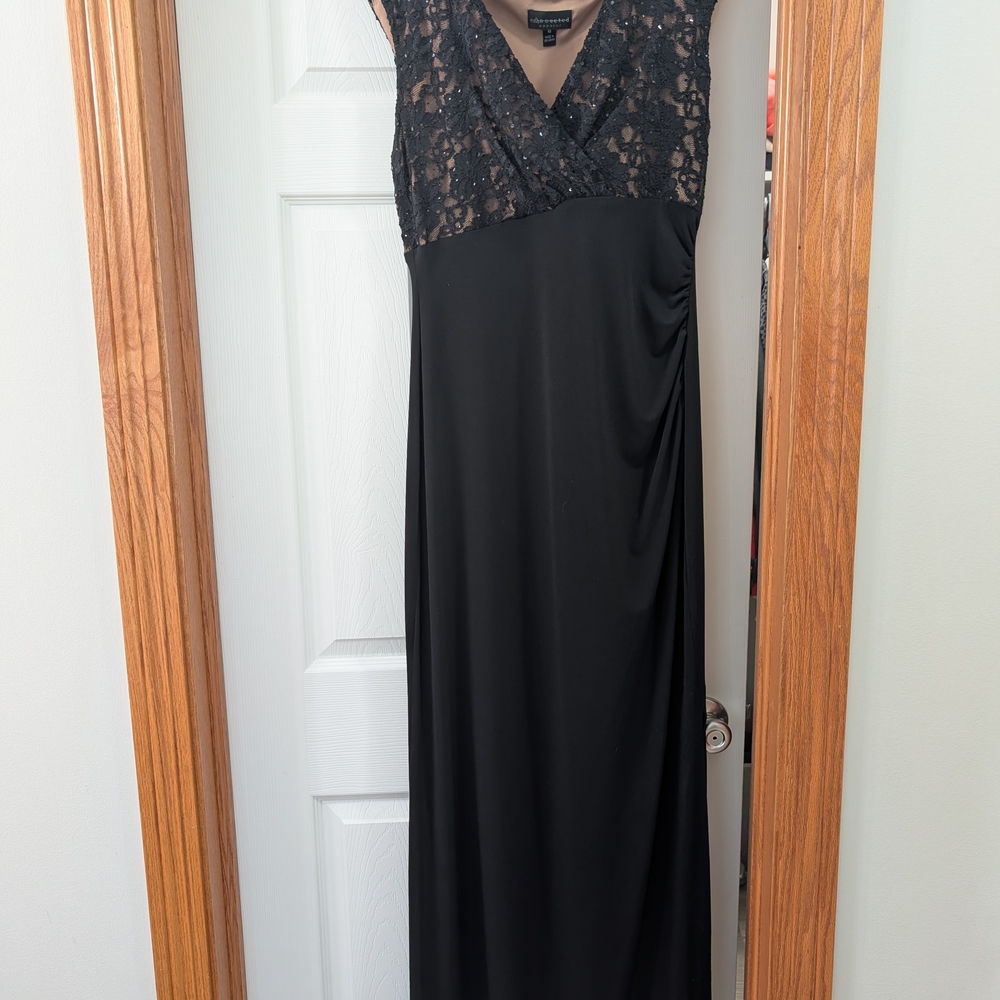 Elegant Black Lace Evening Dress